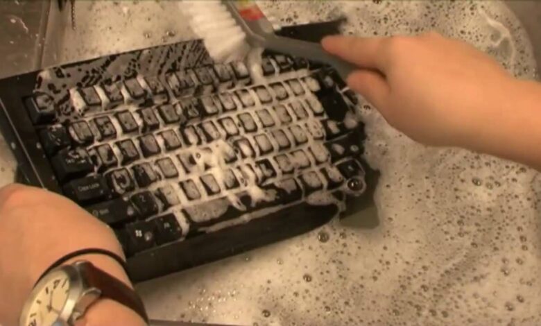 Cleaning the keyboard is easy with this ingenious trick