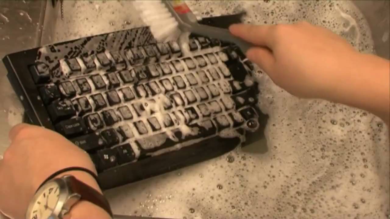 Cleaning the keyboard is easy with this ingenious trick