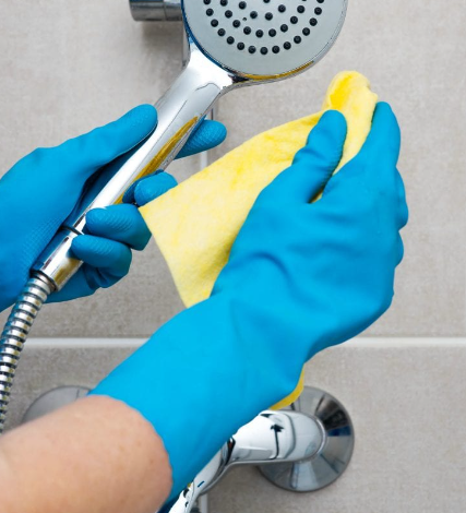Foam in the shower? You’re cleaning it wrong! Prepare this two-ingredient shower cleaner!